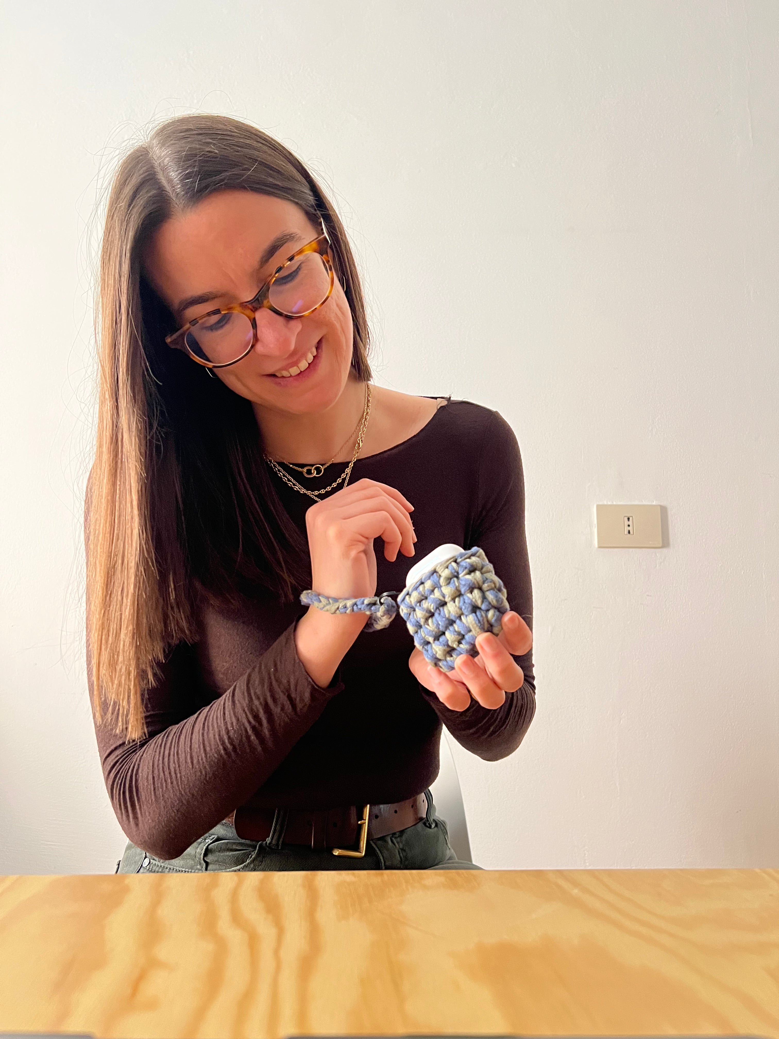 Porta oggetti in cotone lavorato all’uncinetto fatto a mano, accessorio artigianale sostenibile tenuto in mano