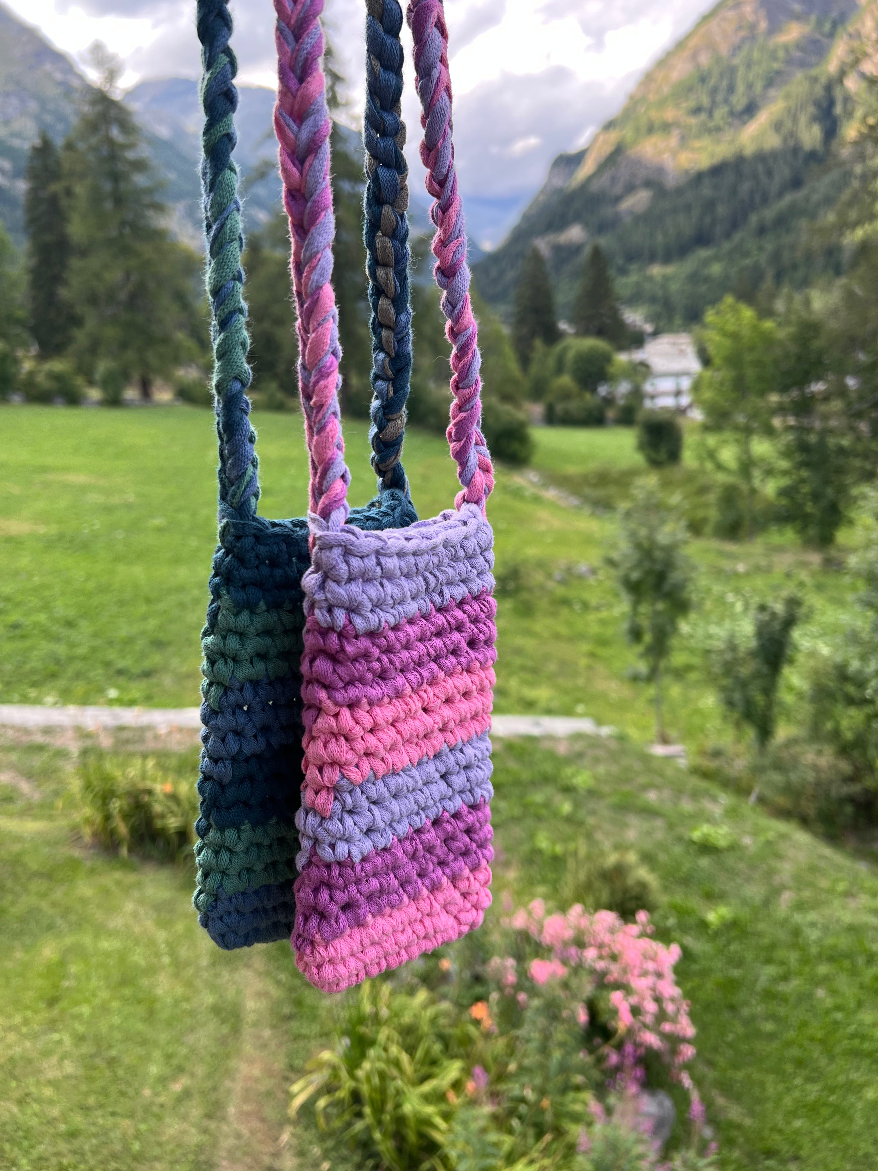 Cover per telefono all’uncinetto fatta a mano in cotone multicolore, con cordino intrecciato a tracolla, accessorio artigianale sostenibile